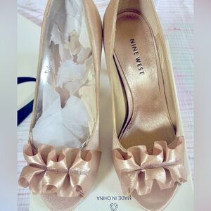 Nine West beige/gold NWT heels size 5